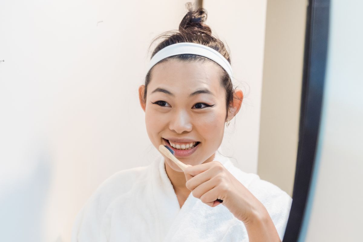 鏡を見て笑う女性